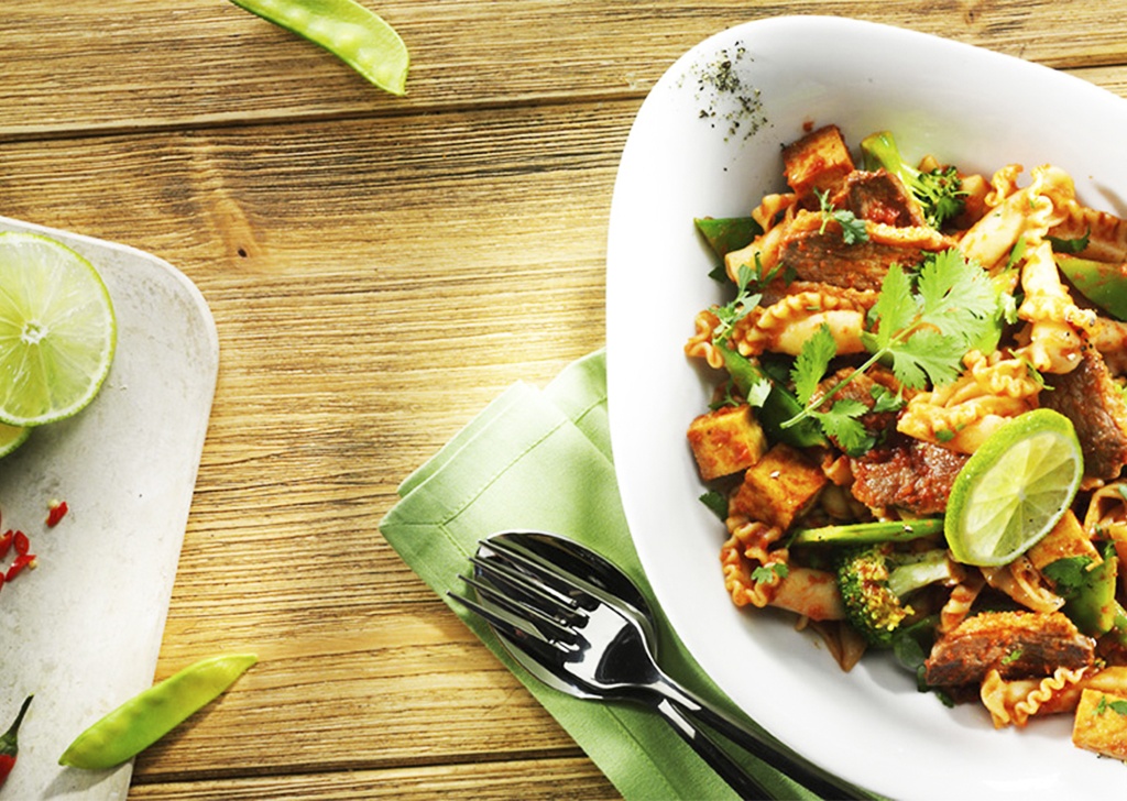Говядина с салатом из авокадо: Здоровый ужин за 20 минут