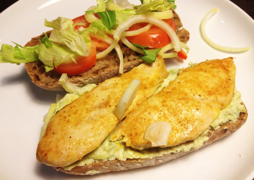 Сэндвич с курицей и авокадо: Рецепт здоровой закуски