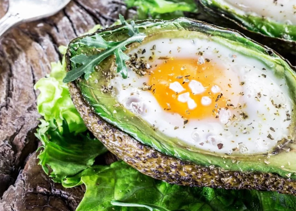 Запеченное яйцо в авокадо: Рецепт здоровой еды